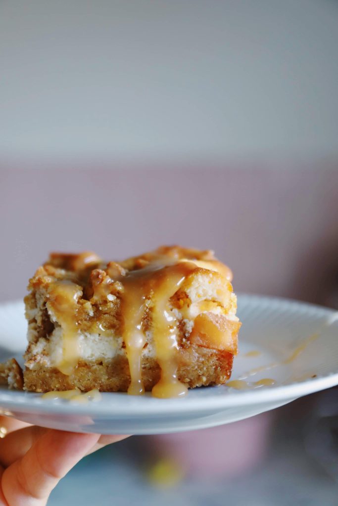 Cheesecake bars med æblecrumble