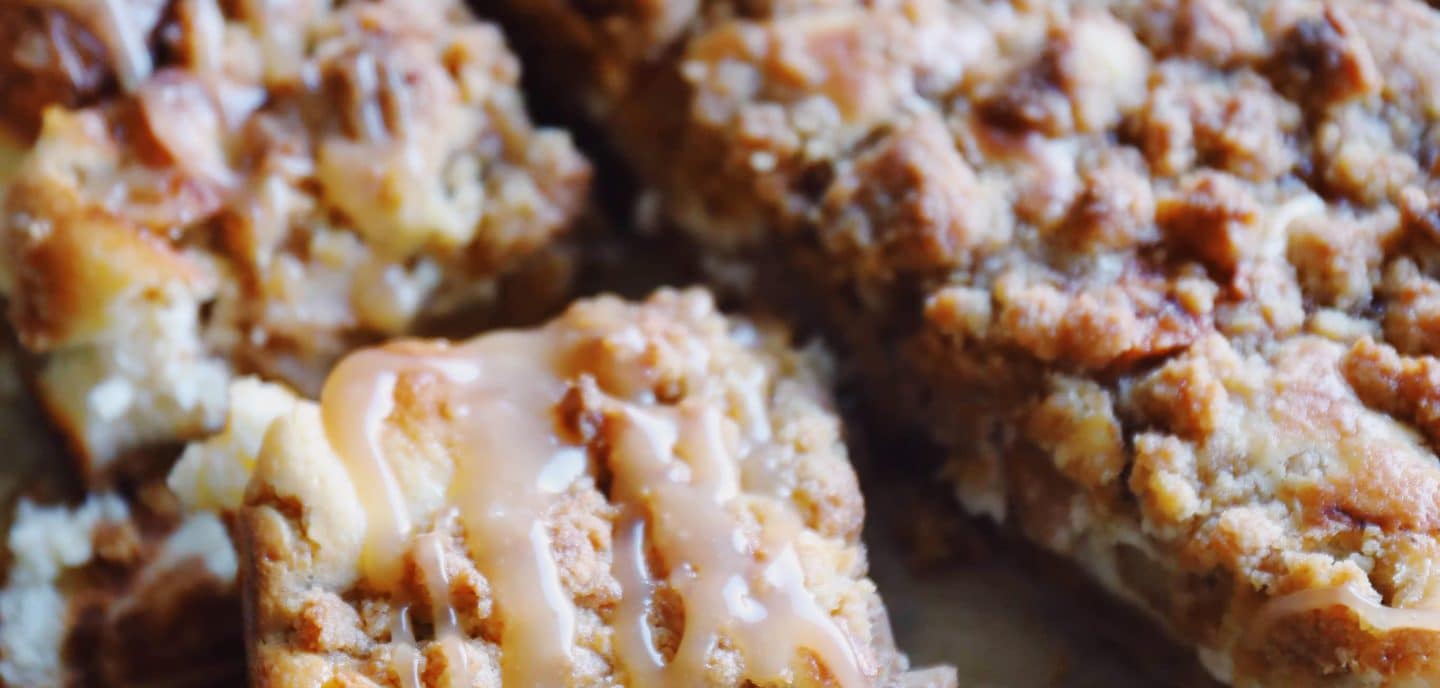Cheesecake bars med æblecrumble