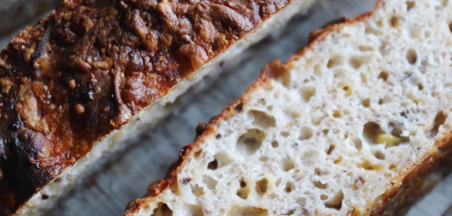 Focaccia med ost og oliven