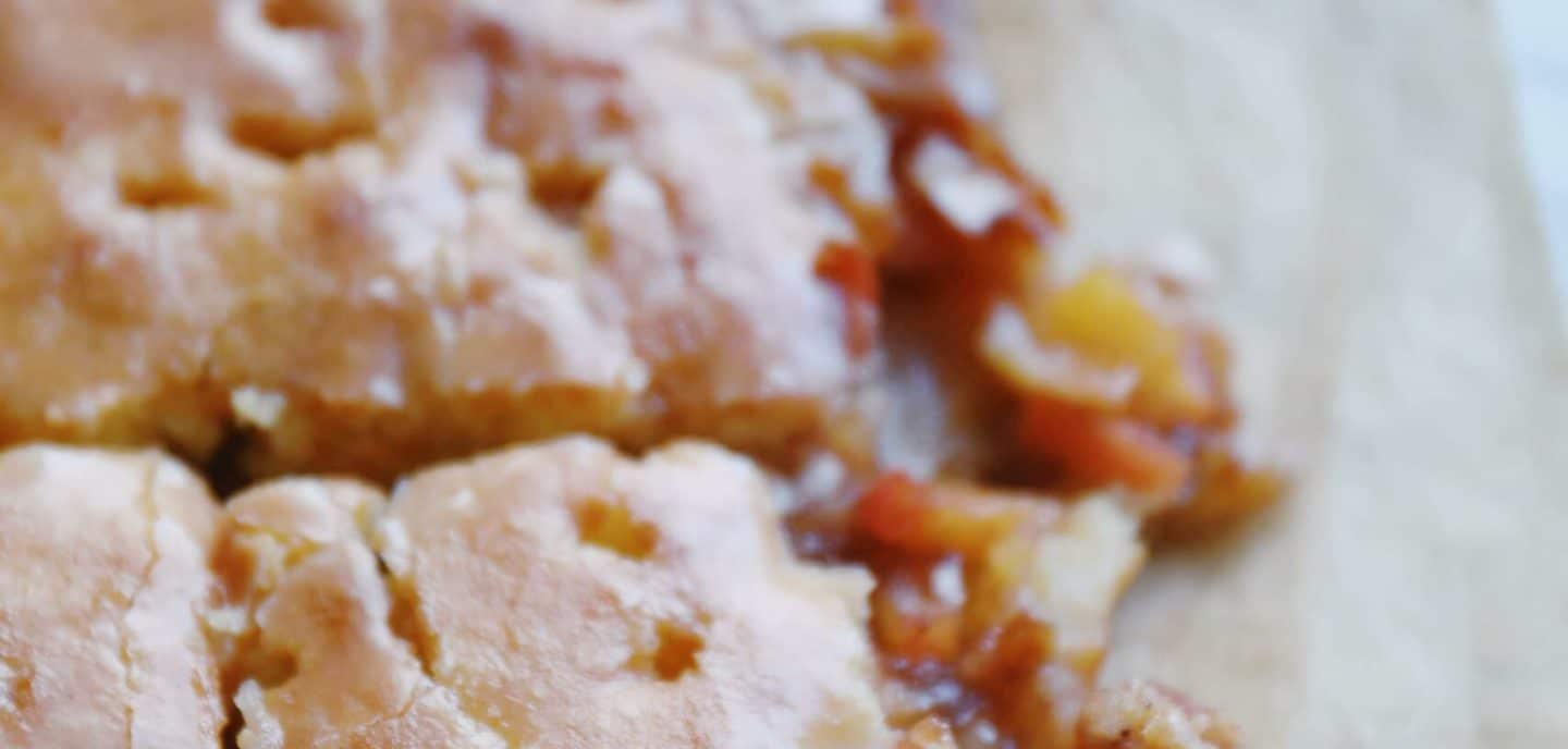 Kage med karamelliserede æbler