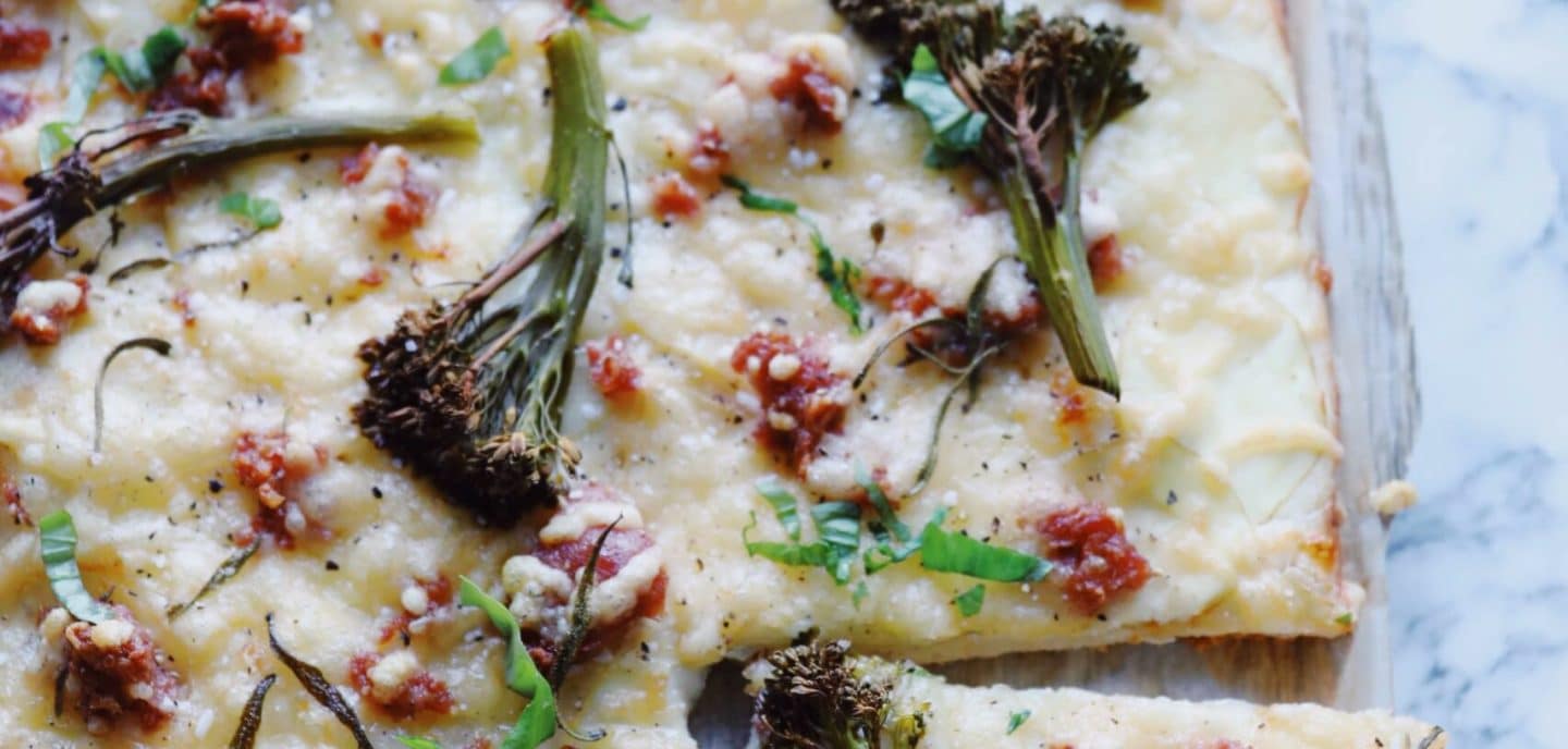 Kartoffelpizza med salsiccia