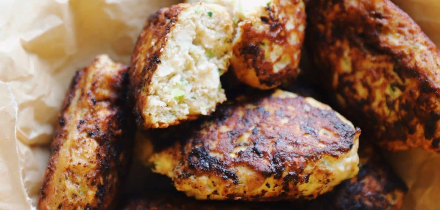 Kyllingefrikadeller med squash og feta