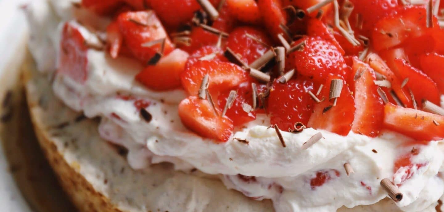 Nøddebund med jordbærskum