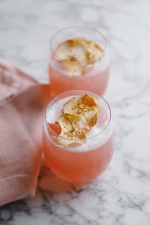Cocktail med rabarber og æble