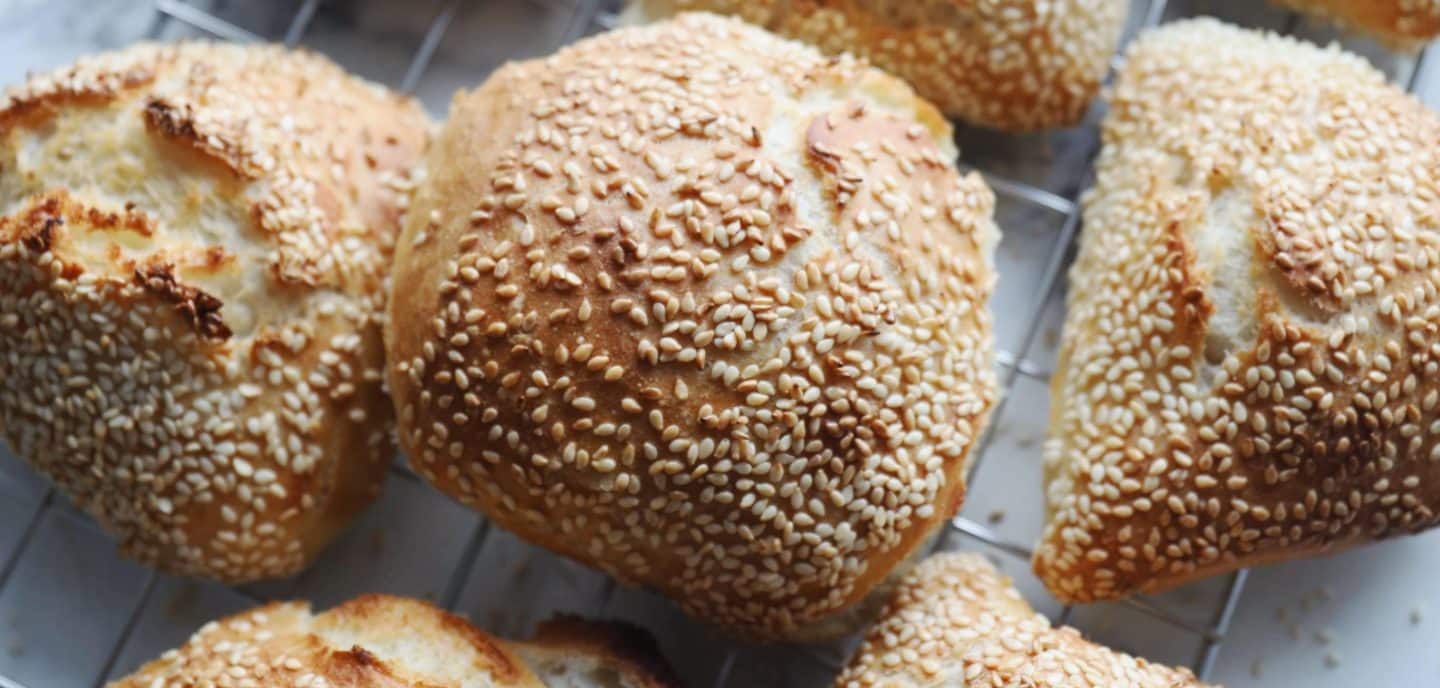 Koldhævede sesamboller