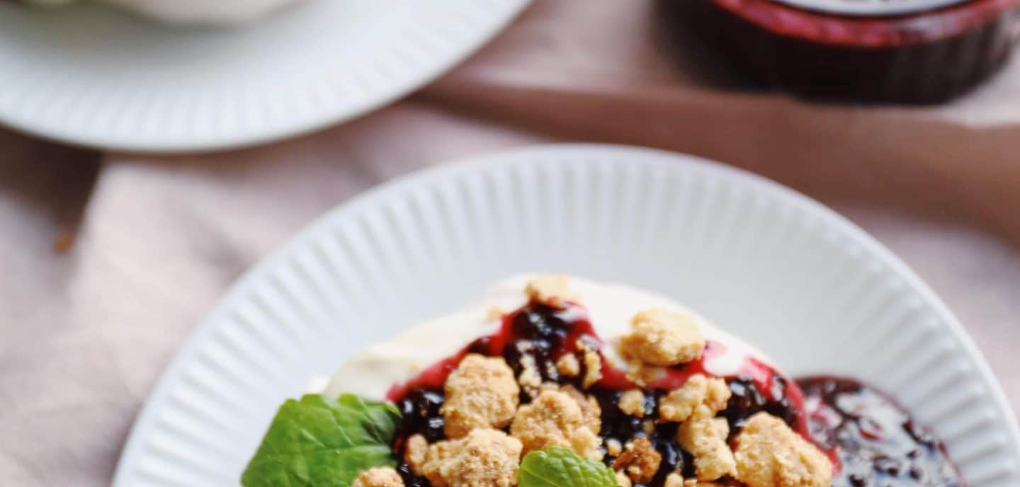 Pavlova med creme og brombær