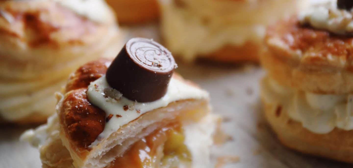 Fastelavnsboller af butterdej med æble