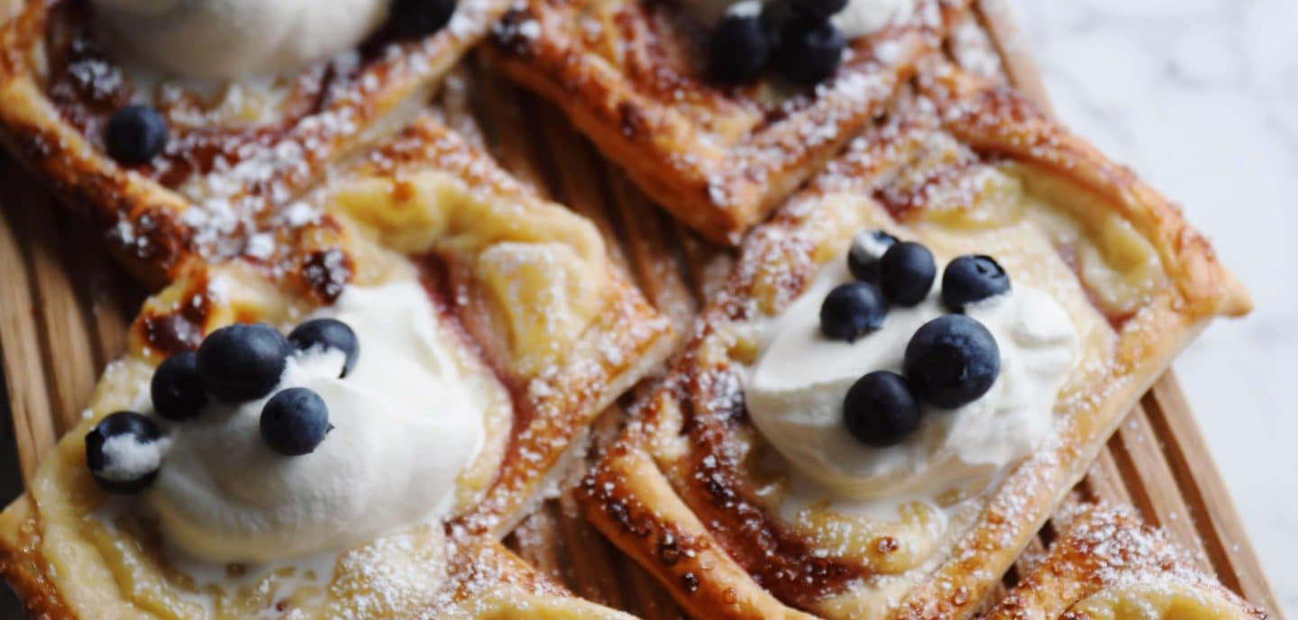 Butterdejstærter med creme og syltetøj