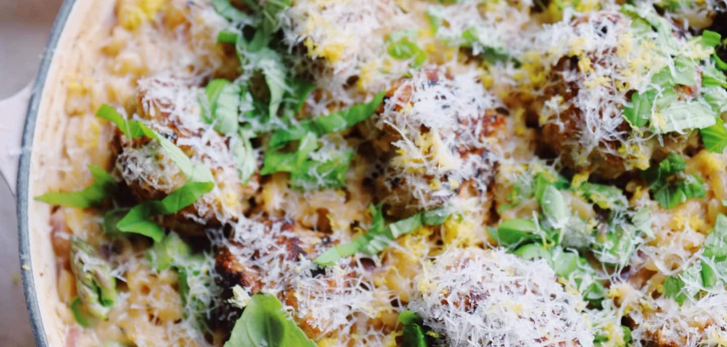 Orzo med kødboller og asparges