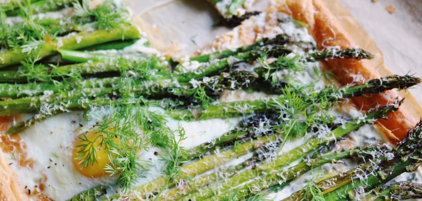 Butterdejstærte med asparges og æg