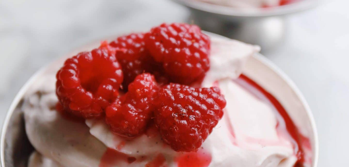 Pisket panna cotta med hindbær