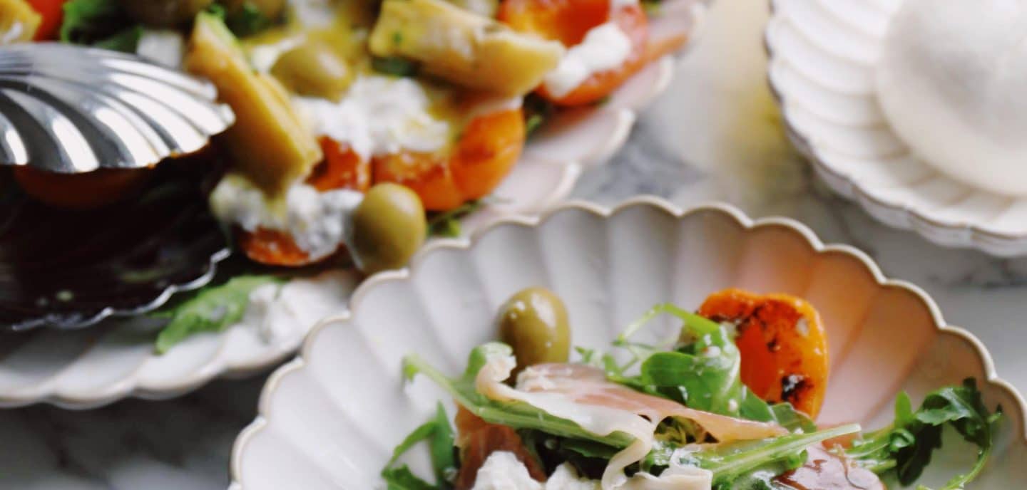 Salat med abrikoser og burrata