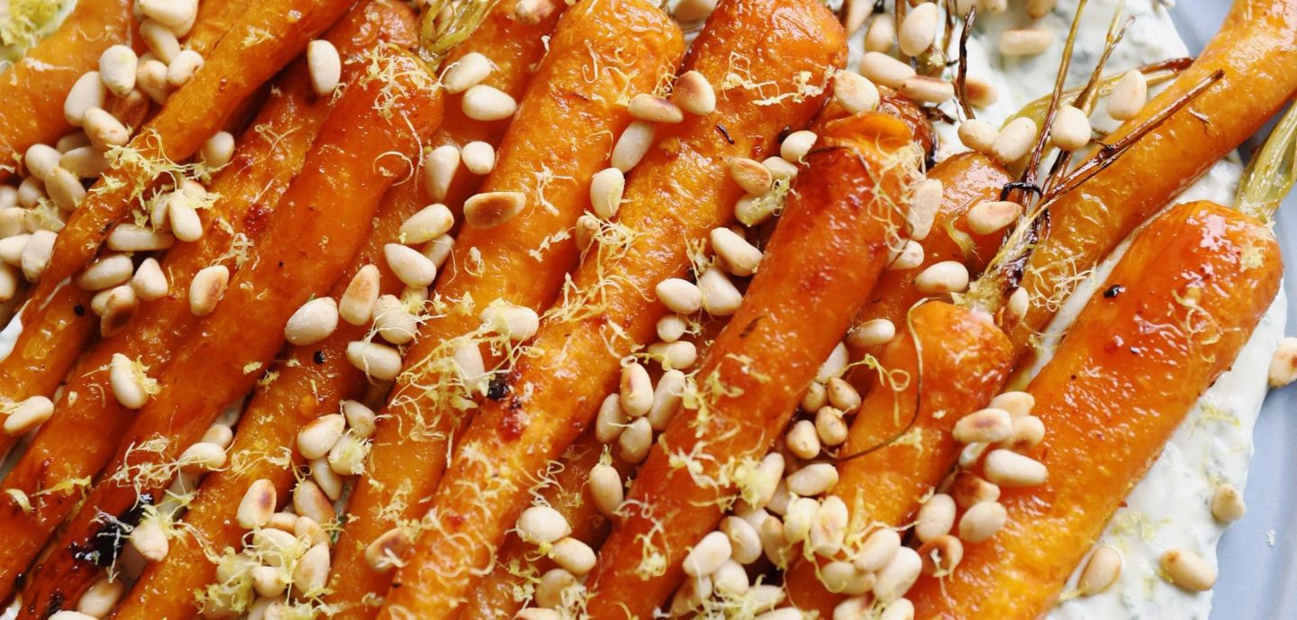 Bagte gulerødder på urtecreme