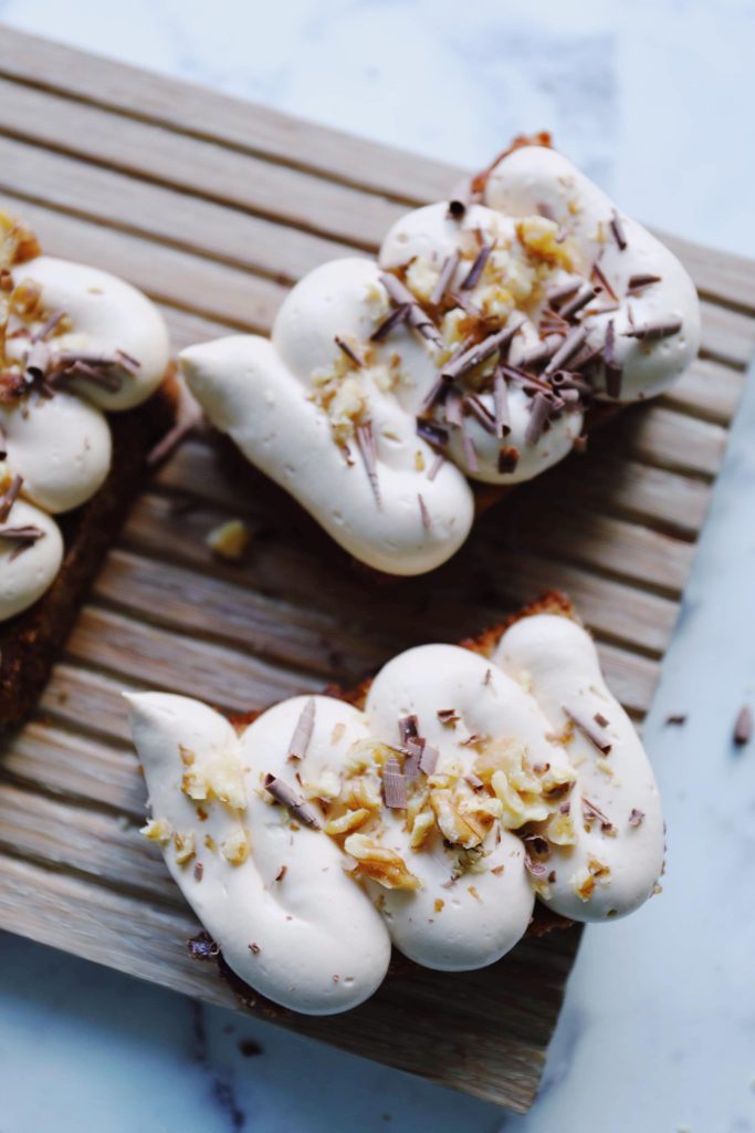 Bananbrød med valnødder og creme