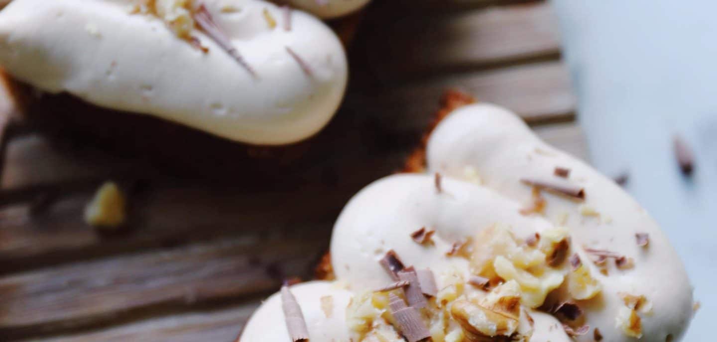 Bananbrød med valnødder og creme