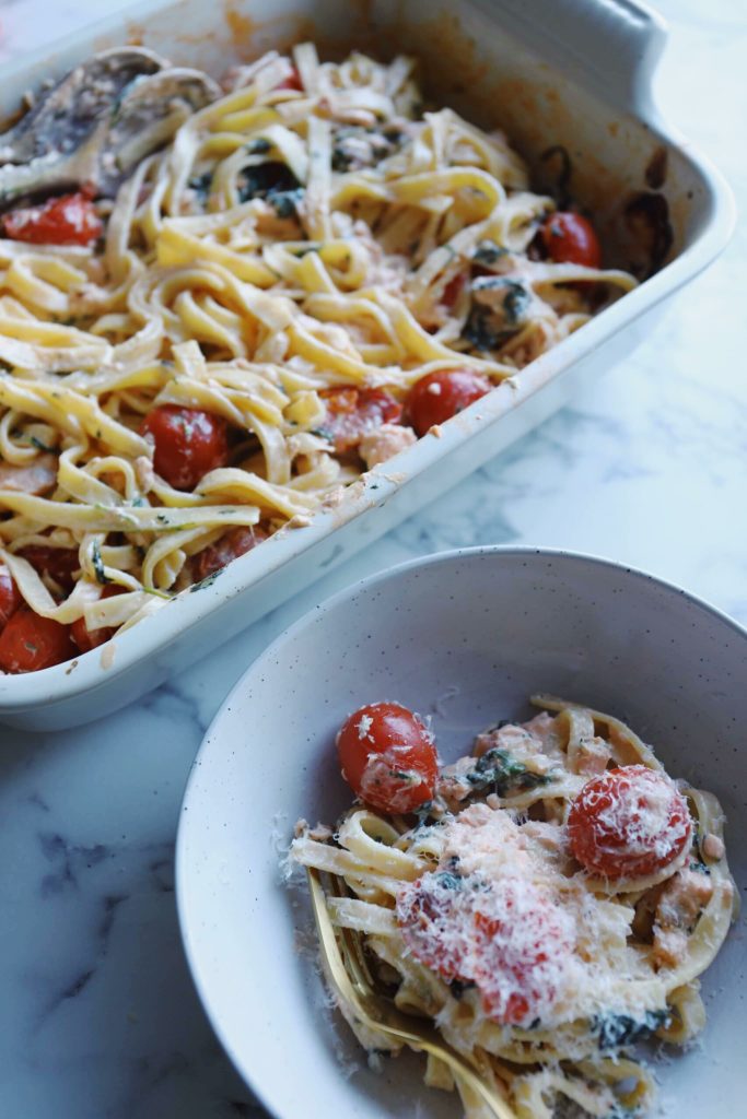 Pasta with salmon, cream cheese and spinach