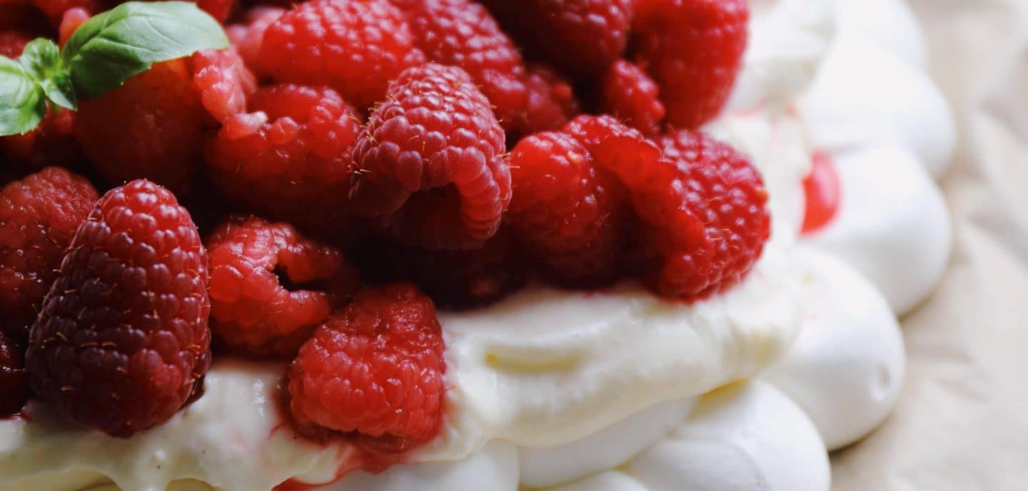 Pavlova med lemoncurd og hindbær