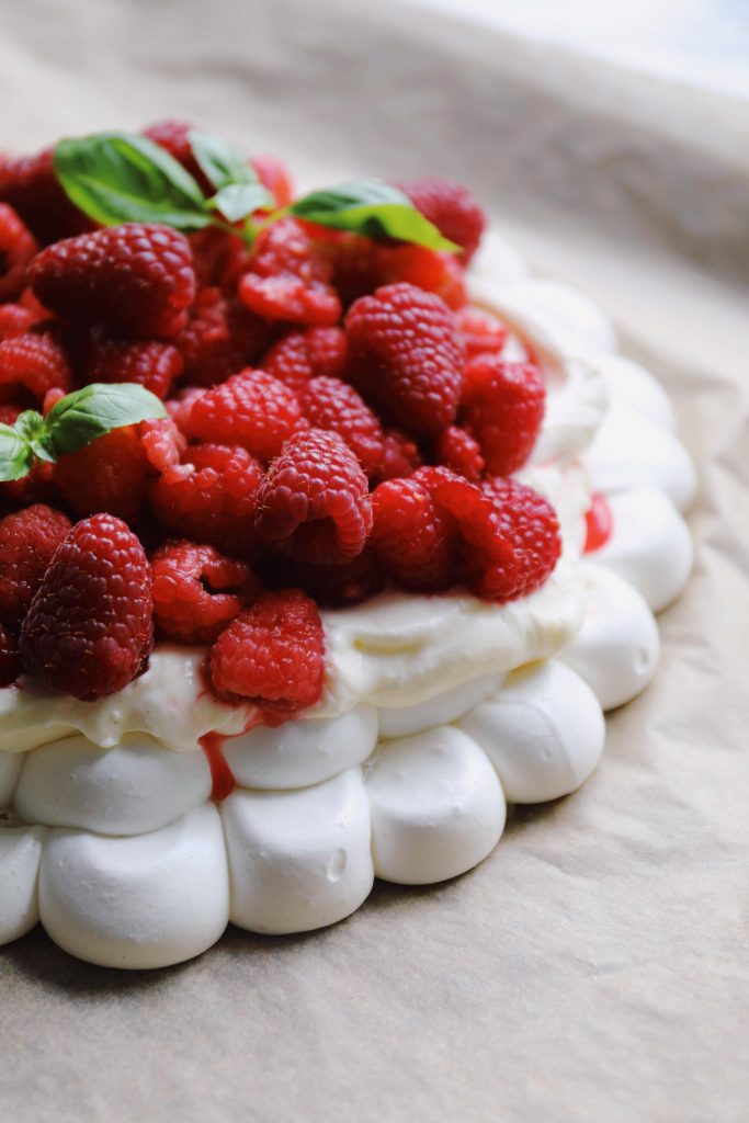 Pavlova med lemoncurd og hindbær