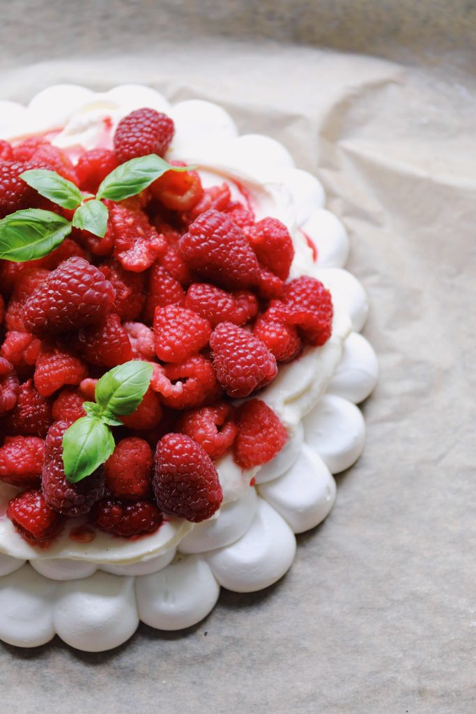 Pavlova with lemon curd and raspberries