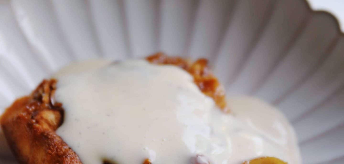 Æblekage med vaniljesauce