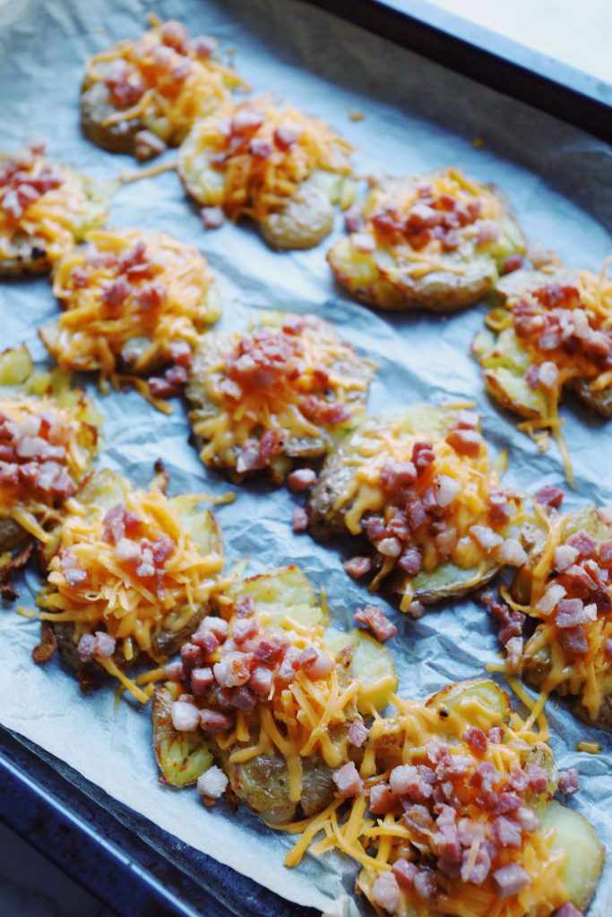 Knuste kartofler med cheddar og bacon