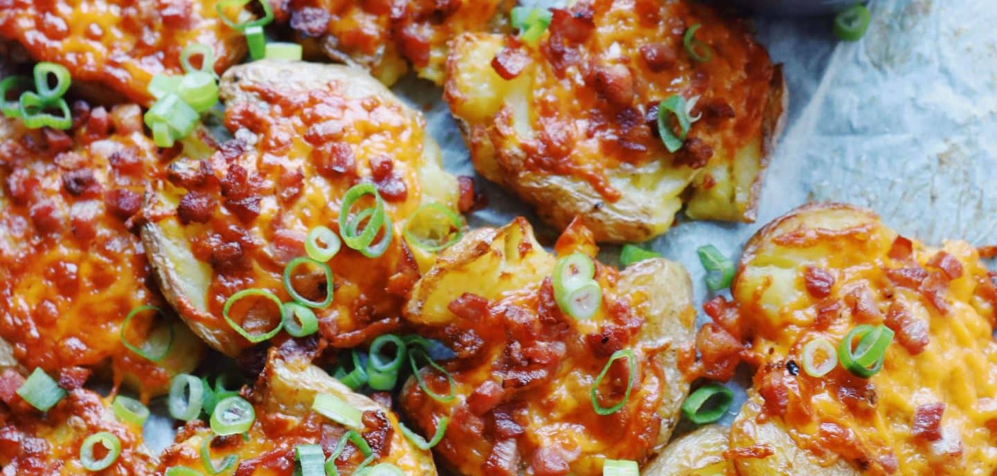 Knuste kartofler med cheddar og bacon