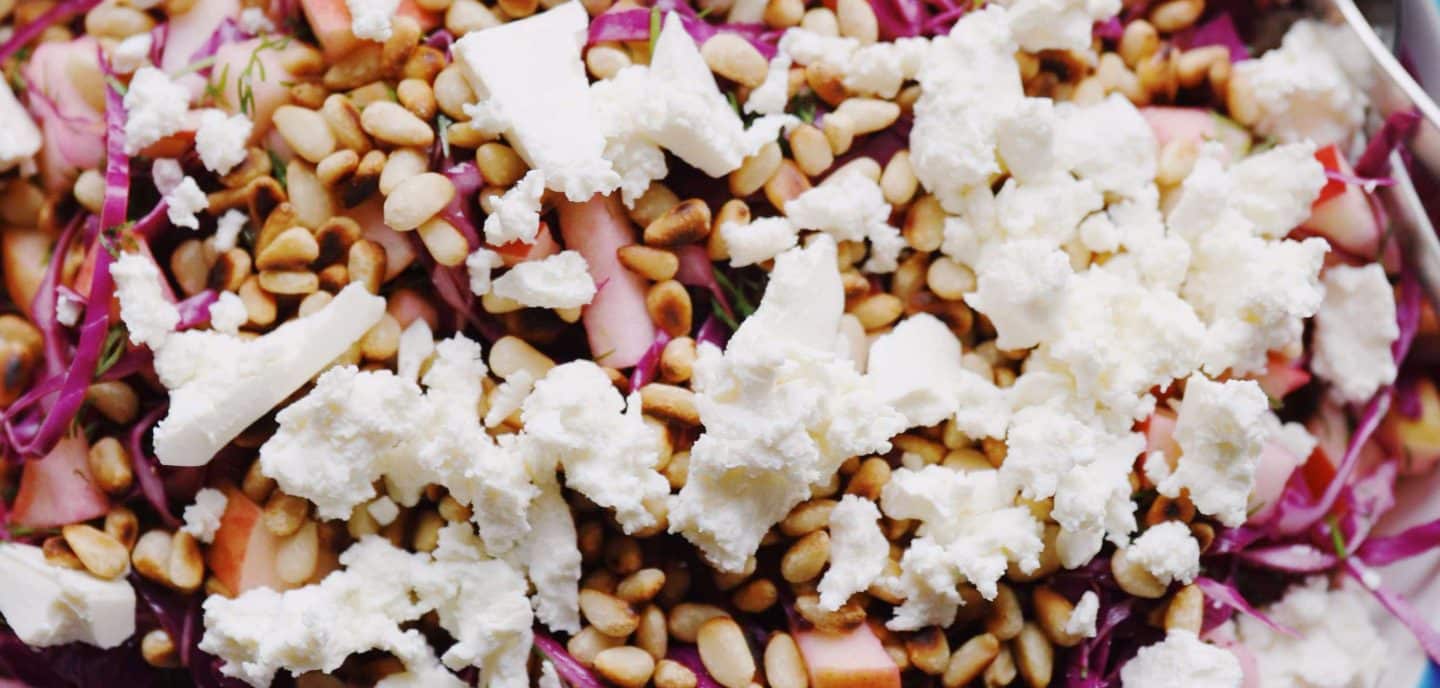 Spidskålssalat med æble og dild