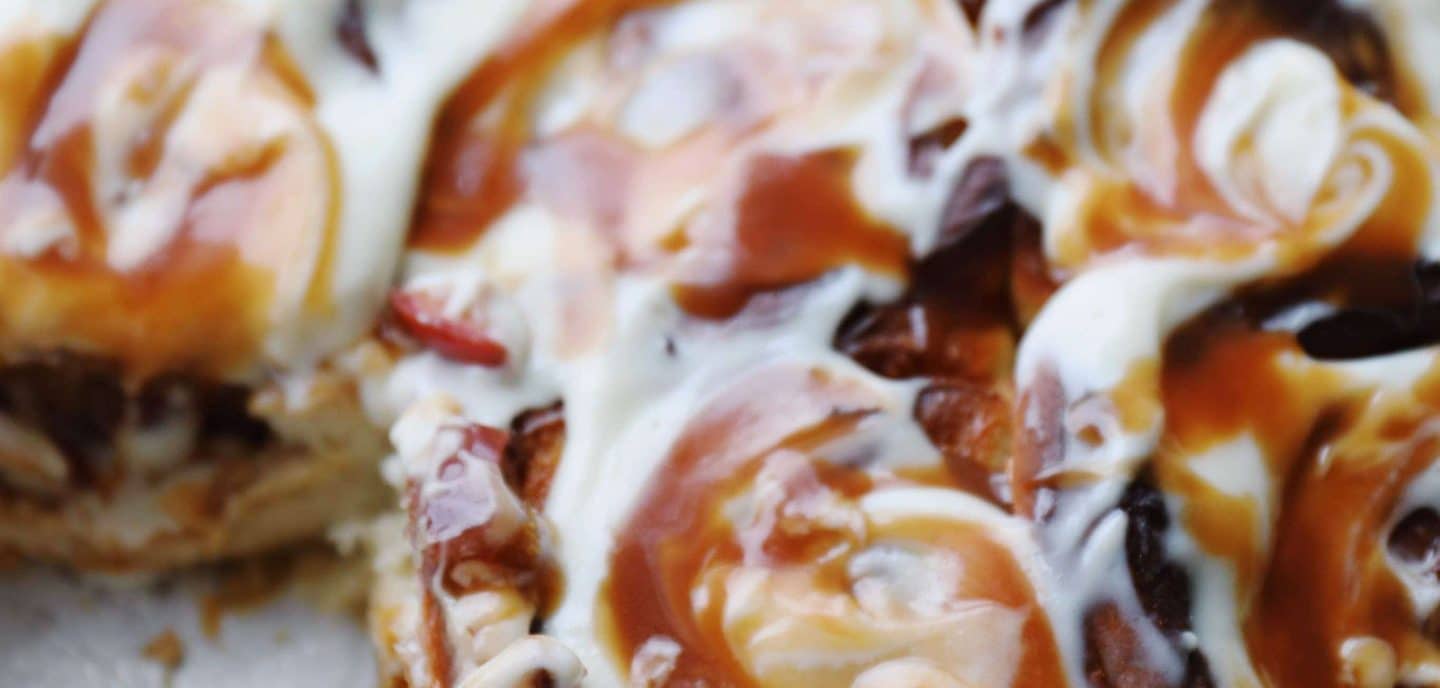 Kanelsnegle med æblefyld og karamel