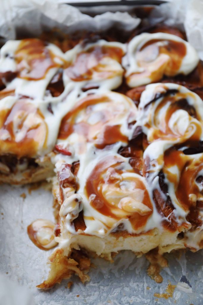 Kanelsnegle med æblefyld og karamel