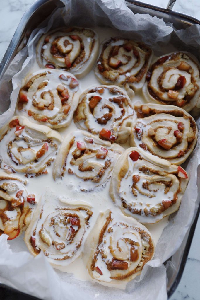 Kanelsnegle med æblefyld og karamel