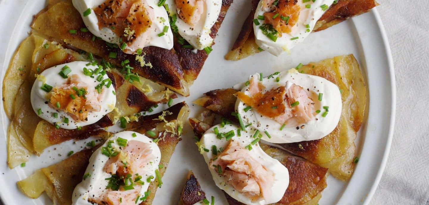 Kartoffelbund med creme fraiche og laks