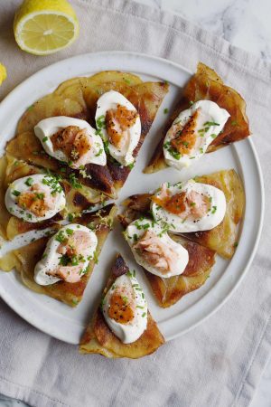 Kartoffelbund med creme fraiche og laks