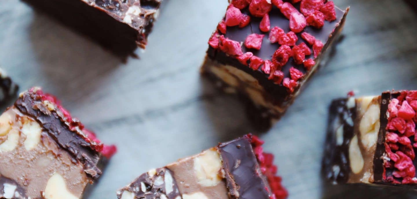 Konfektstykker med nougat og peanuts