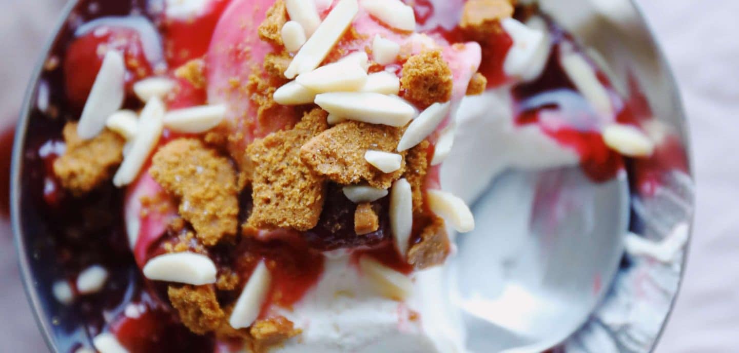 Pisket panna cotta med kirsebærsauce