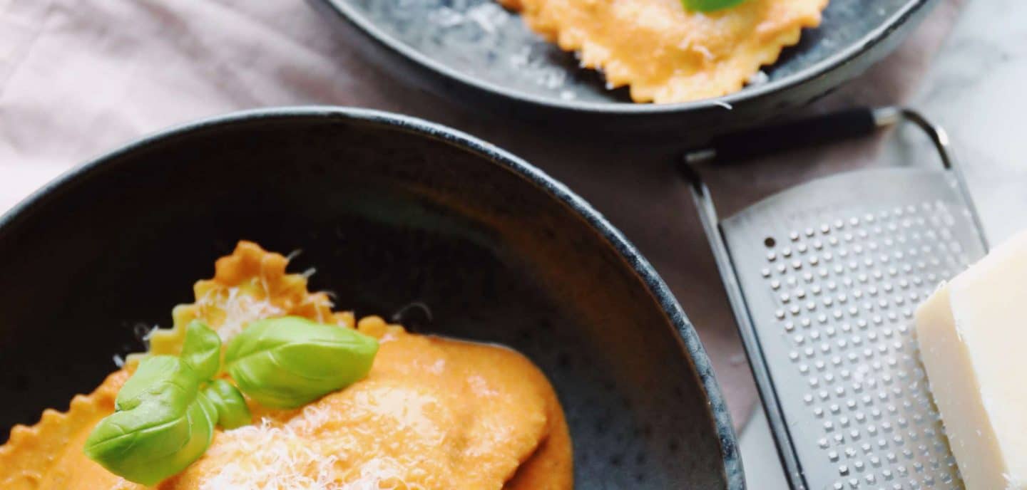 Bagt tomatsauce med hytteost og ravioli