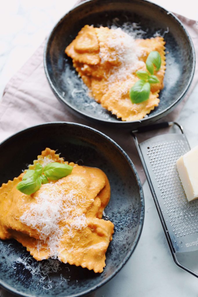 Bagt tomatsauce med hytteost og ravioli