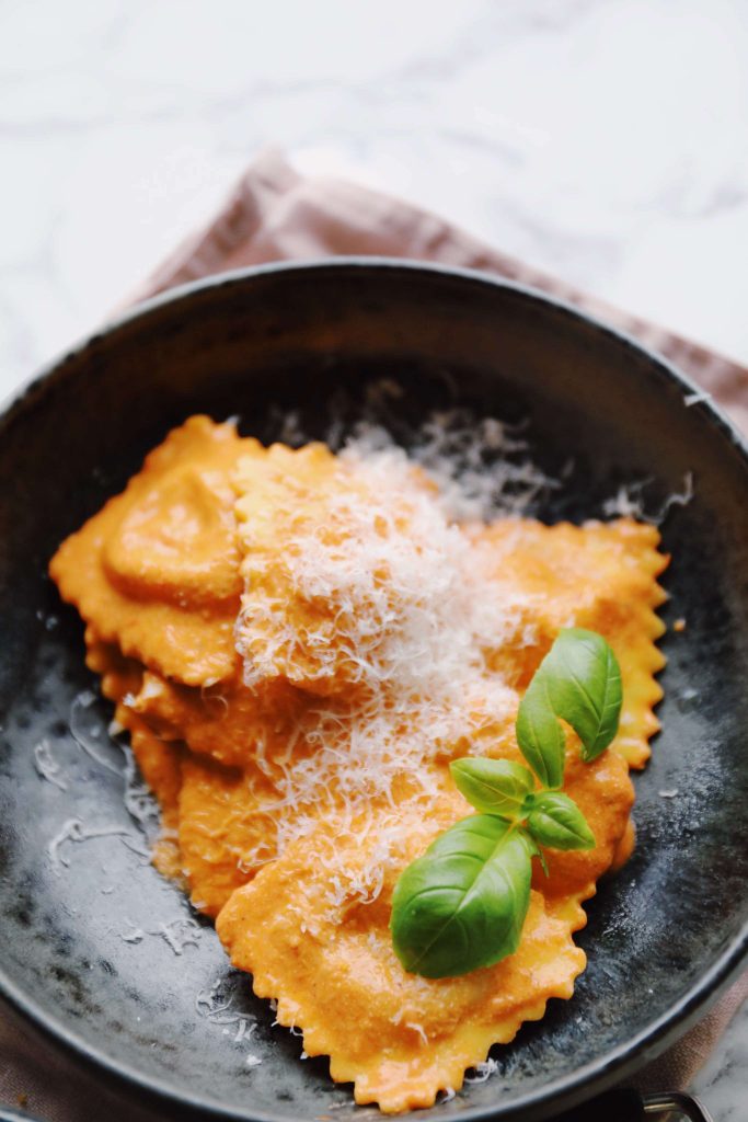 Bagt tomatsauce med hytteost og ravioli