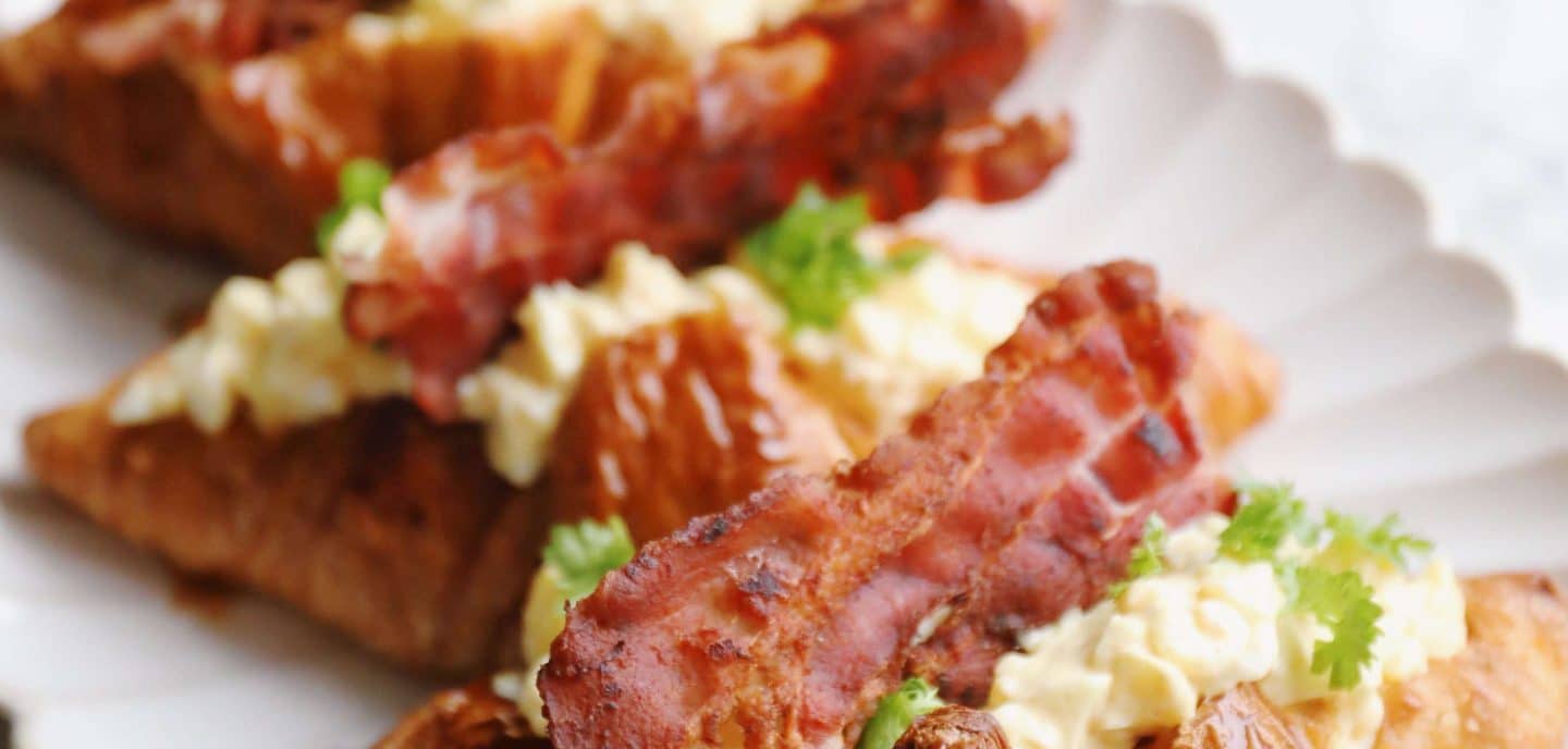 Croissanter med æggesalat