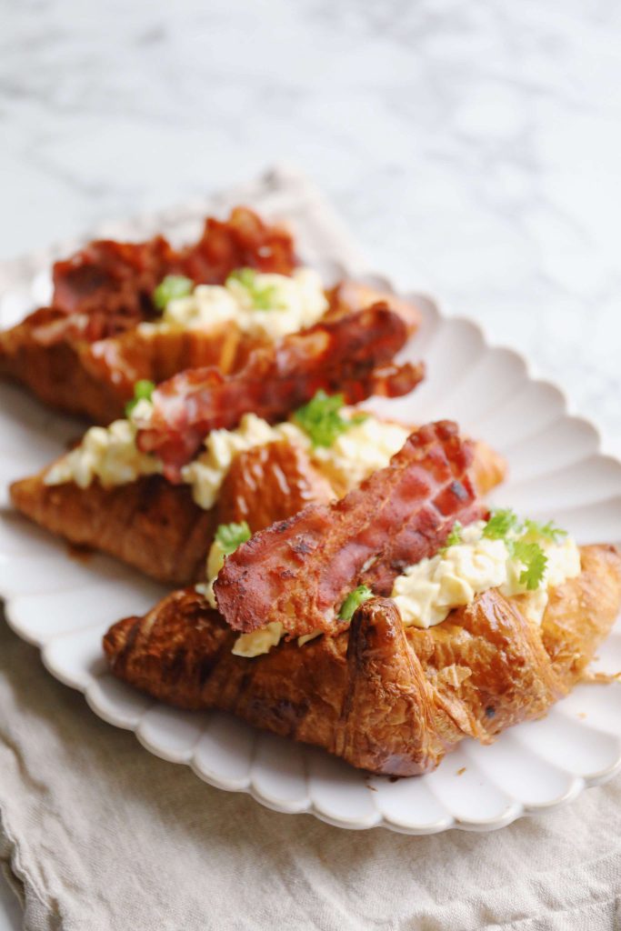 Croissanter med æggesalat