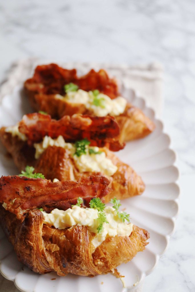 Croissanter med æggesalat