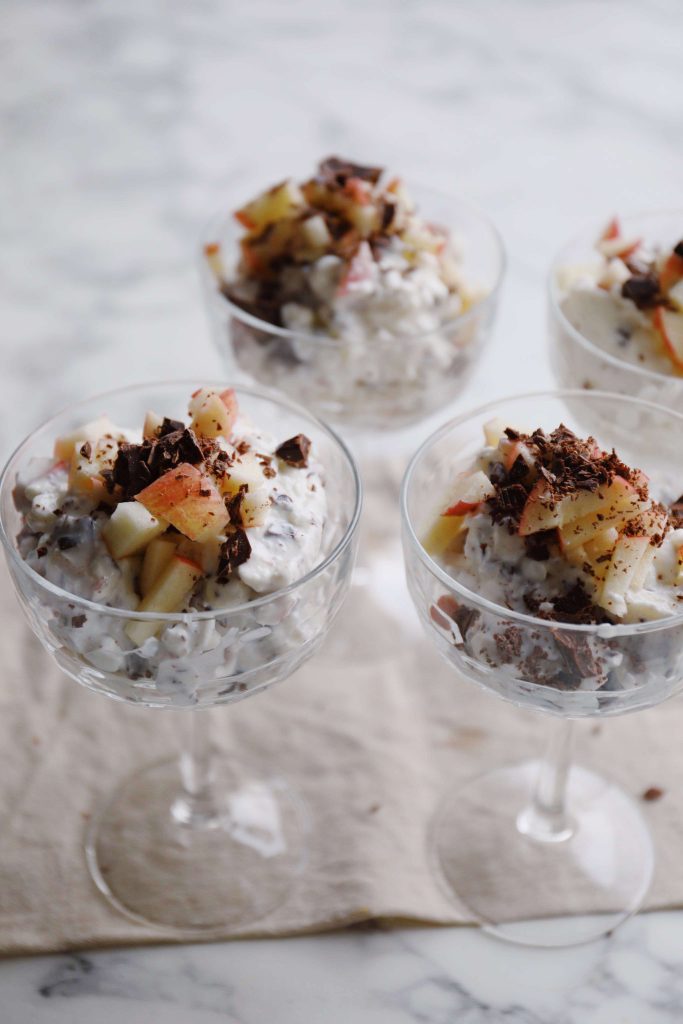 Hytteostdessert med æble og chokolade