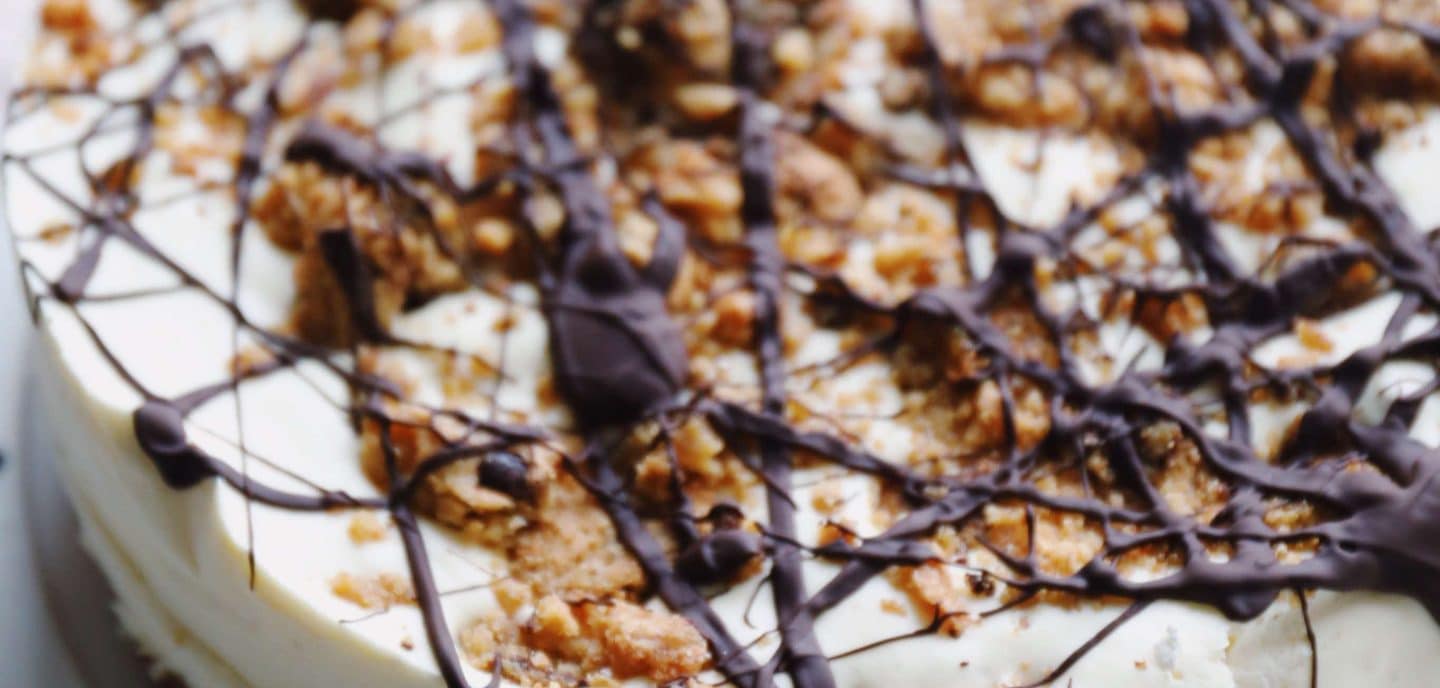 Islagkage med cookie stykker