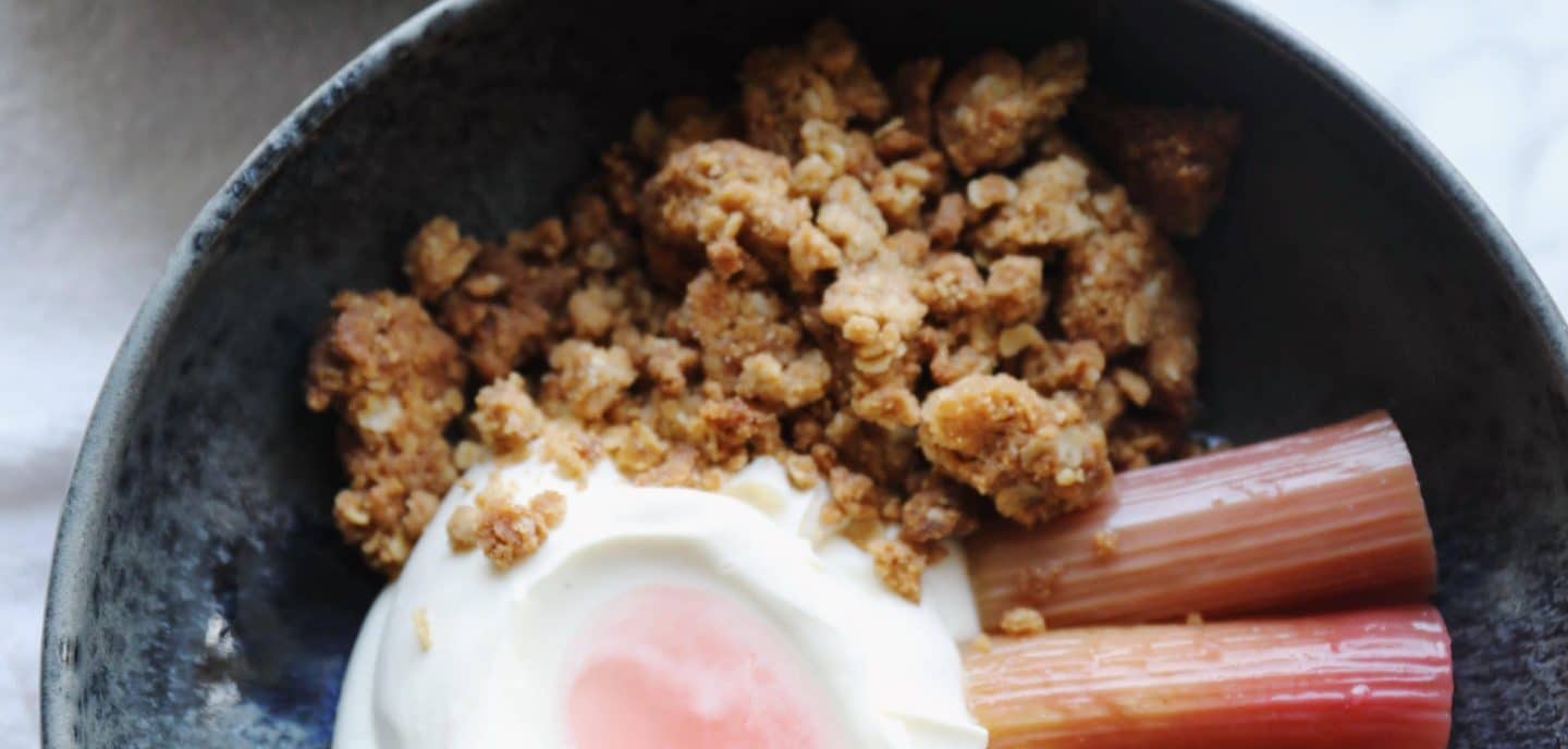 Pocherede rabarber med hvid chokolade