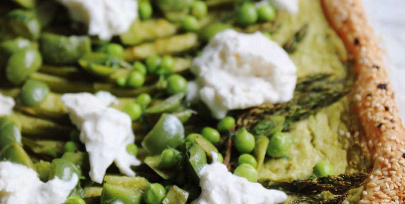 Butterdejstærte med ærter og asparges