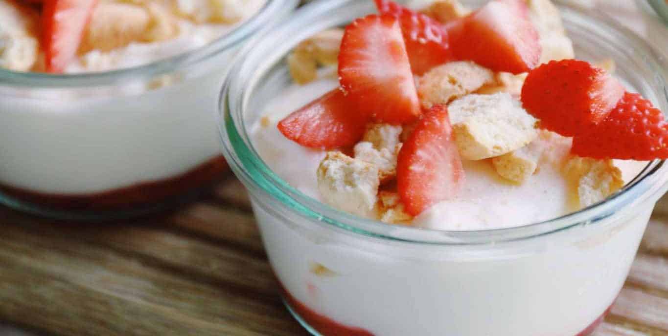 Koldskålsmousse med rabarber