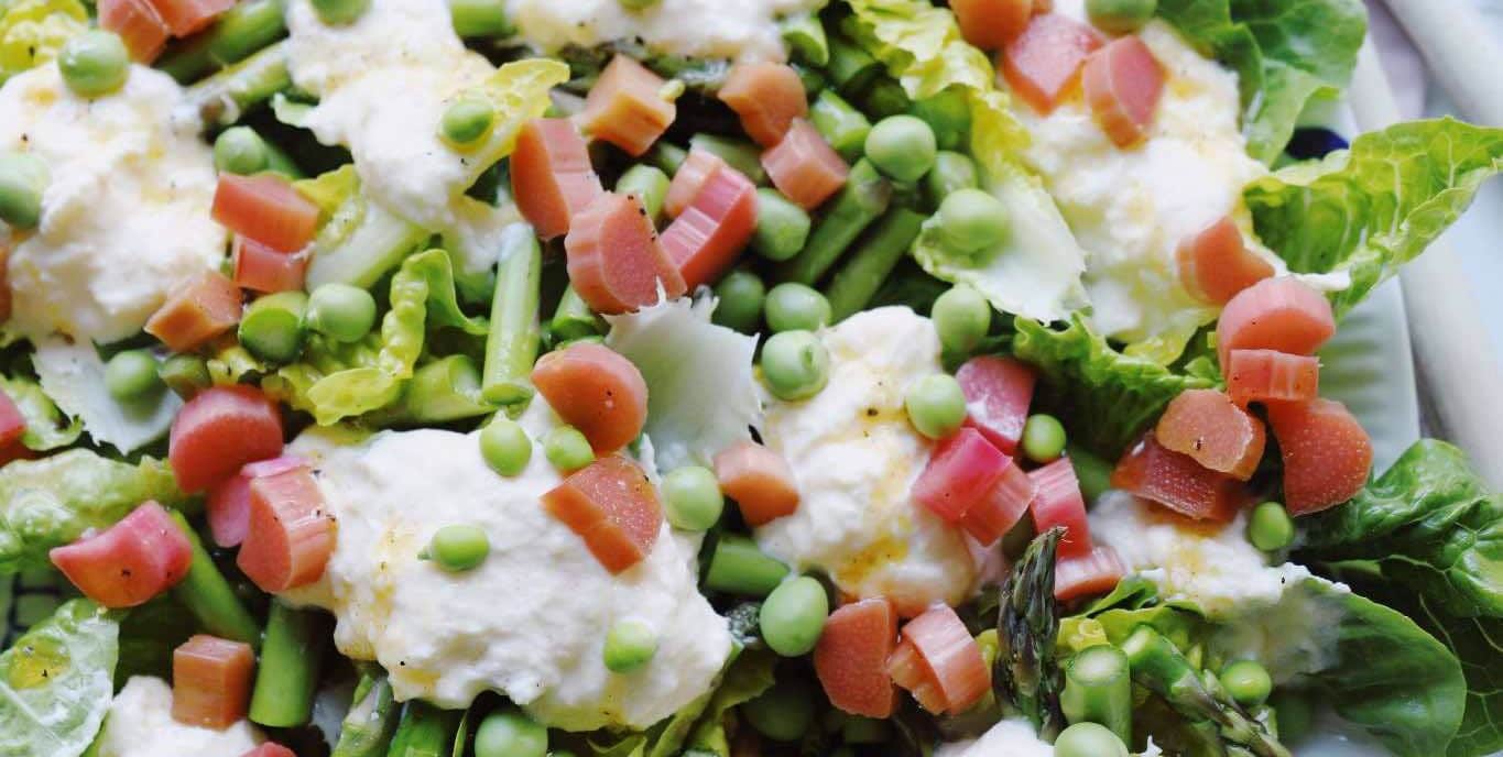 Salat med råsyltede rabarber