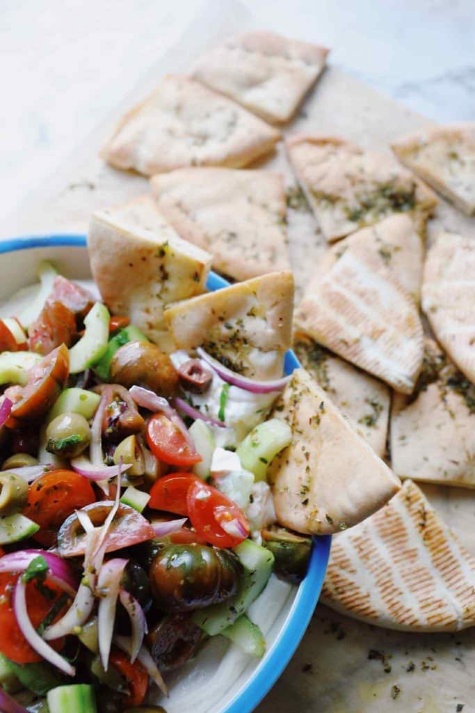 Græsk salat på fetadip