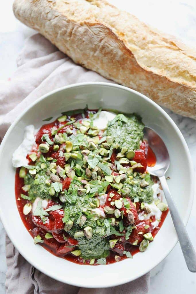 Bagte jordbær med burrata