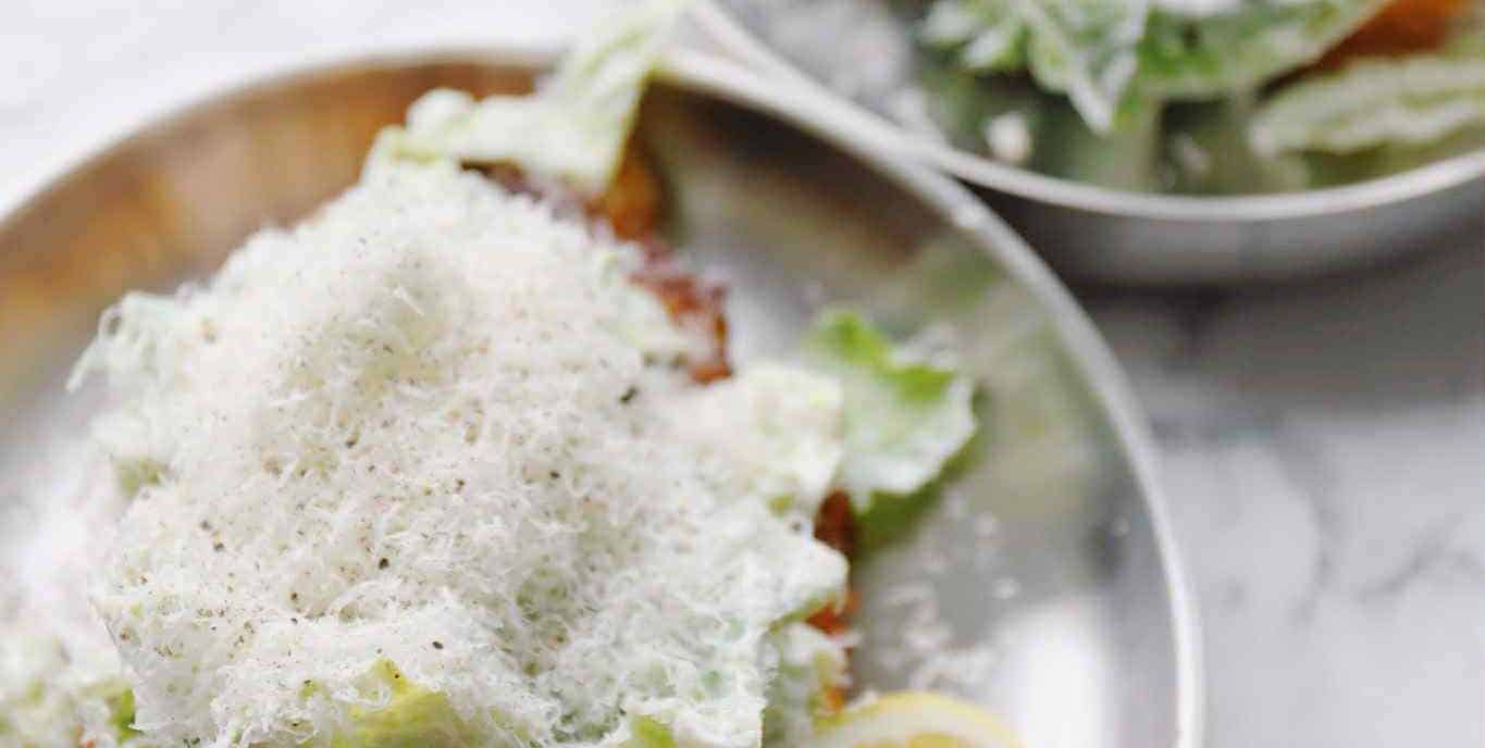 Crispy chicken med cæsarsalat