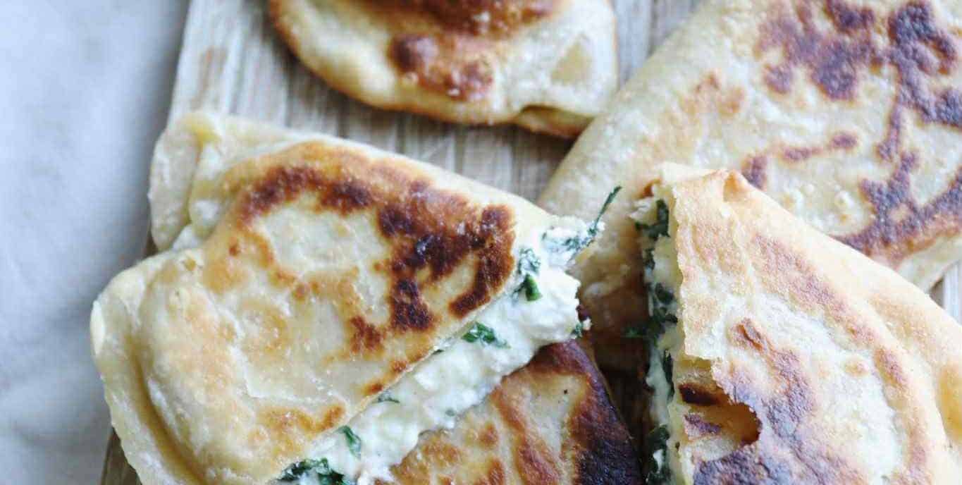 Fladbrød med feta og spinat